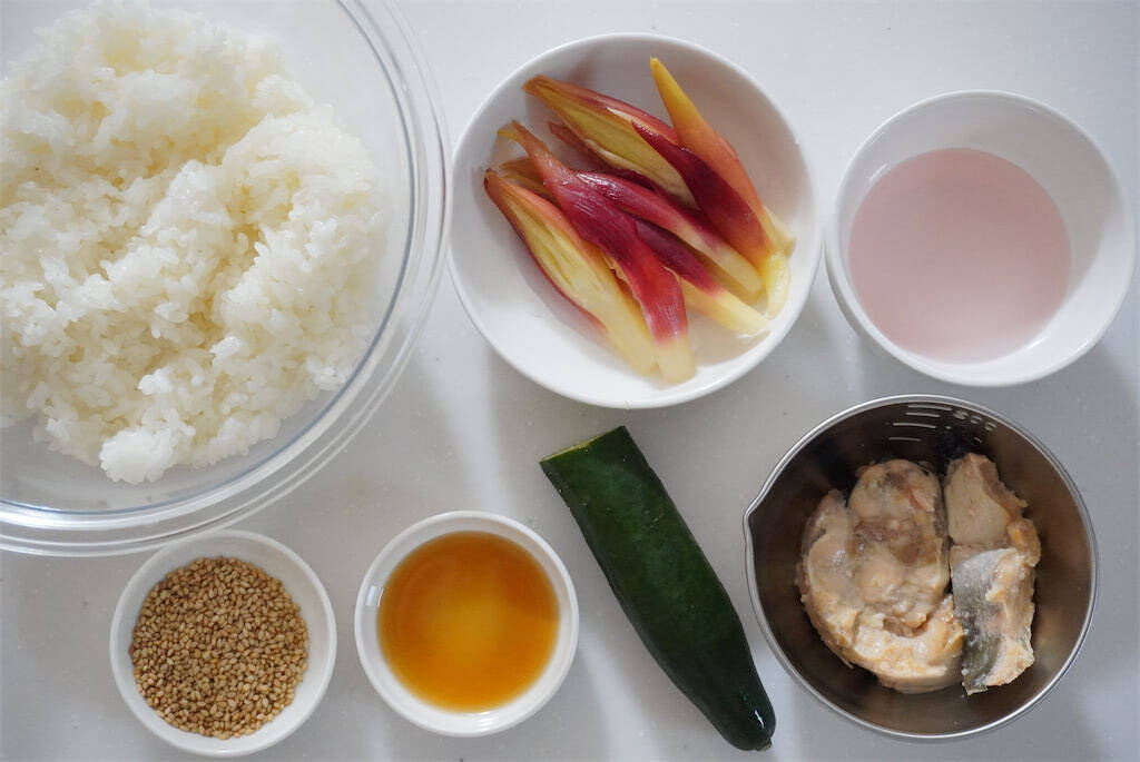 【みょうが甘酢漬け、万能すぎる】漬け汁で酢飯も作れる♪「みょうがとサケ缶の混ぜ寿司」は爽やか初夏メシだった