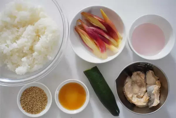 「【みょうが甘酢漬け、万能すぎる】漬け汁で酢飯も作れる♪「みょうがとサケ缶の混ぜ寿司」は爽やか初夏メシだった」の画像