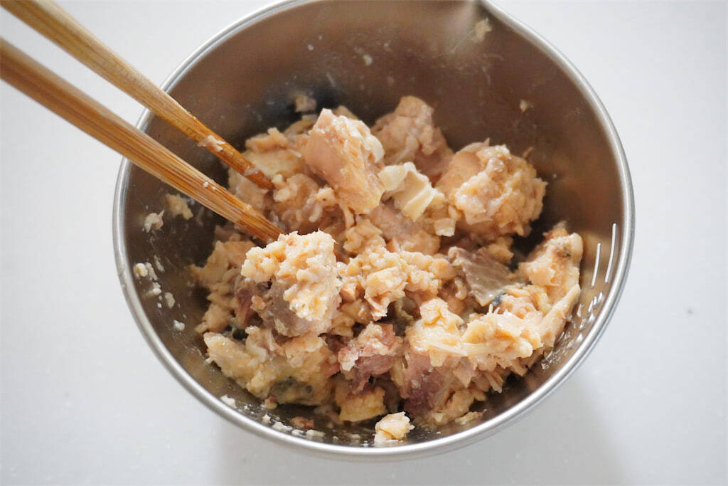【みょうが甘酢漬け、万能すぎる】漬け汁で酢飯も作れる♪「みょうがとサケ缶の混ぜ寿司」は爽やか初夏メシだった