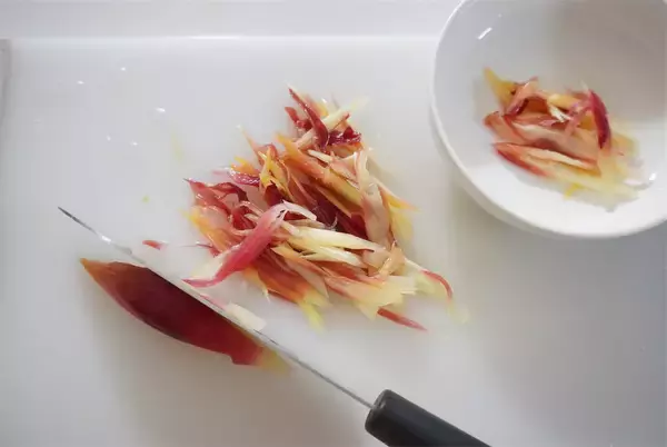 「【みょうが甘酢漬け、万能すぎる】漬け汁で酢飯も作れる♪「みょうがとサケ缶の混ぜ寿司」は爽やか初夏メシだった」の画像