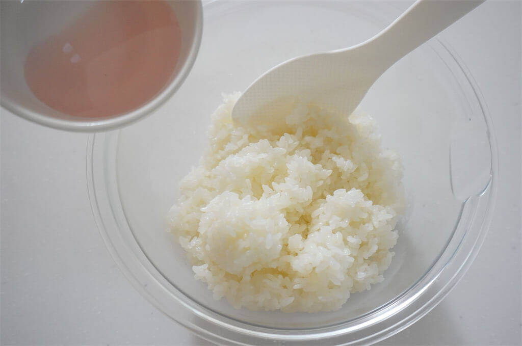 【みょうが甘酢漬け、万能すぎる】漬け汁で酢飯も作れる♪「みょうがとサケ缶の混ぜ寿司」は爽やか初夏メシだった