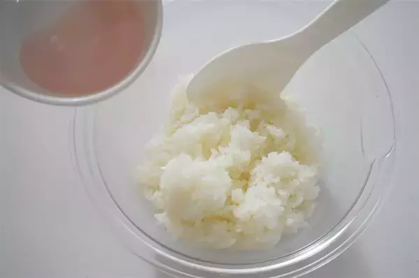 「【みょうが甘酢漬け、万能すぎる】漬け汁で酢飯も作れる♪「みょうがとサケ缶の混ぜ寿司」は爽やか初夏メシだった」の画像