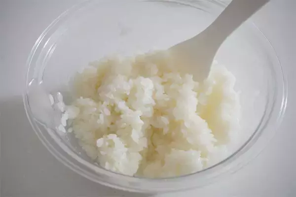 「【みょうが甘酢漬け、万能すぎる】漬け汁で酢飯も作れる♪「みょうがとサケ缶の混ぜ寿司」は爽やか初夏メシだった」の画像