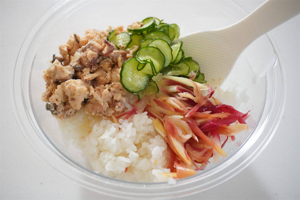 【みょうが甘酢漬け、万能すぎる】漬け汁で酢飯も作れる♪「みょうがとサケ缶の混ぜ寿司」は爽やか初夏メシだった