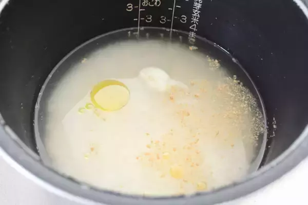 「カマンベールチーズ“まるごとドボン”な「悪魔の炊き込みご飯」作ってみた！ガツン系かと思いきやお味はマイルド～♡」の画像