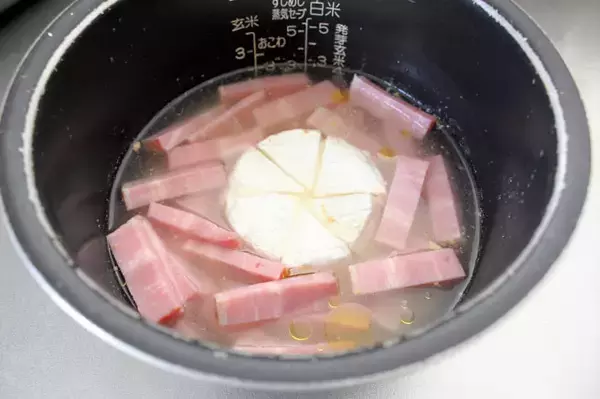 「カマンベールチーズ“まるごとドボン”な「悪魔の炊き込みご飯」作ってみた！ガツン系かと思いきやお味はマイルド～♡」の画像