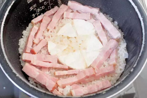 「カマンベールチーズ“まるごとドボン”な「悪魔の炊き込みご飯」作ってみた！ガツン系かと思いきやお味はマイルド～♡」の画像