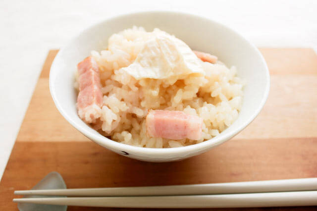 カマンベールチーズ“まるごとドボン”な「悪魔の炊き込みご飯」作ってみた！ガツン系かと思いきやお味はマイルド～♡