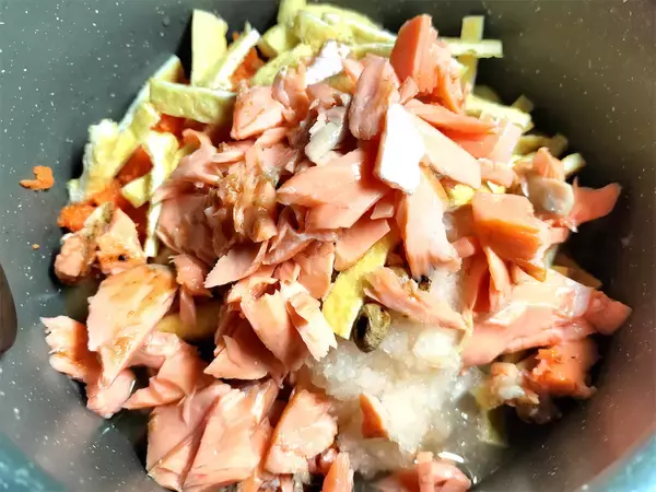 「【絶品！郷土メシ】栃木県民でも「好き・嫌い」が分かれる!?噂の「しもつかれ」を鮭の切り身で作ってみた！」の画像