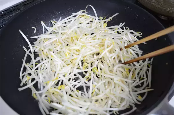 「【鍋なのにもやしが主役】ダイショー「野菜をいっぱい食べる鍋」2種食べ比べ！安くてウマいはやっぱ正義♪」の画像