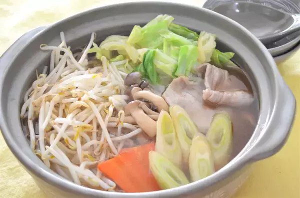 「【鍋なのにもやしが主役】ダイショー「野菜をいっぱい食べる鍋」2種食べ比べ！安くてウマいはやっぱ正義♪」の画像