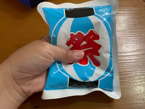 「【ダイソーで熱中症対策】叩くとジワジワひ～んやり！猛暑の中「瞬間冷却パック」の実力を検証してみた♪」の画像
