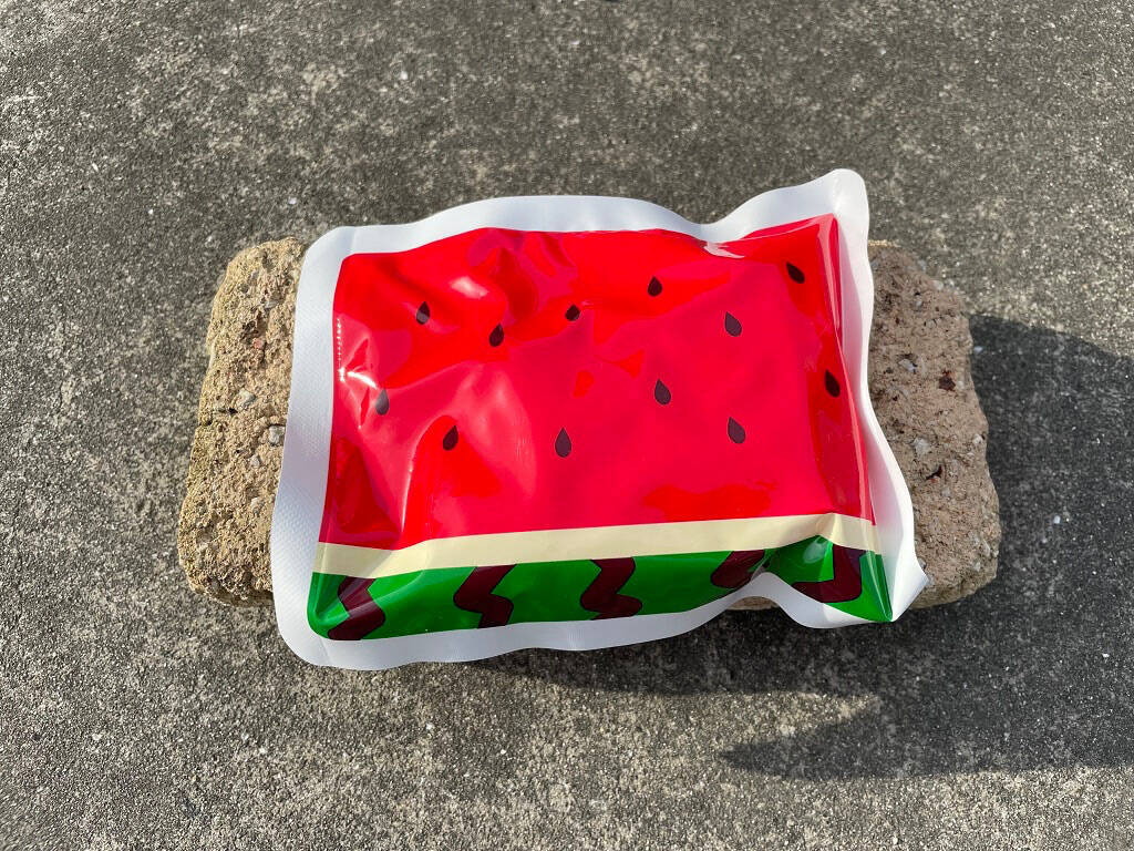 【ダイソーで熱中症対策】叩くとジワジワひ～んやり！猛暑の中「瞬間冷却パック」の実力を検証してみた♪