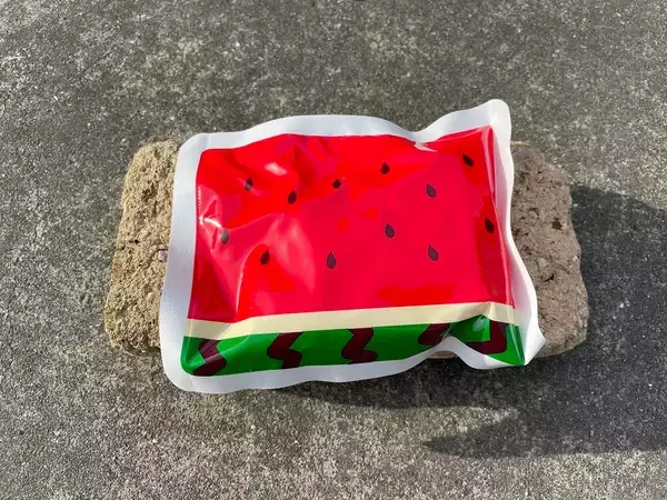 「【ダイソーで熱中症対策】叩くとジワジワひ～んやり！猛暑の中「瞬間冷却パック」の実力を検証してみた♪」の画像