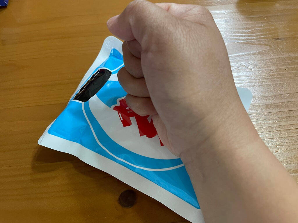 【ダイソーで熱中症対策】叩くとジワジワひ～んやり！猛暑の中「瞬間冷却パック」の実力を検証してみた♪