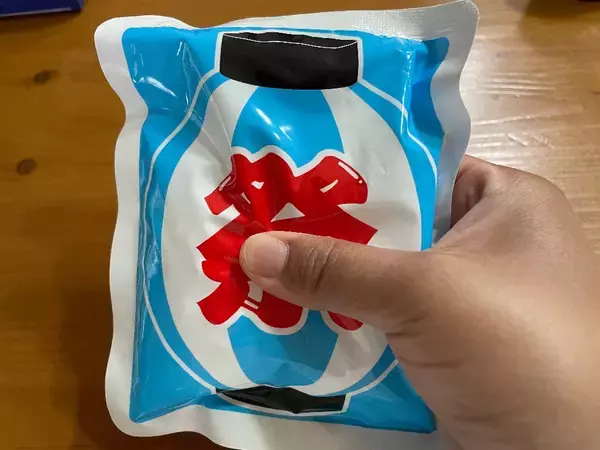 「【ダイソーで熱中症対策】叩くとジワジワひ～んやり！猛暑の中「瞬間冷却パック」の実力を検証してみた♪」の画像