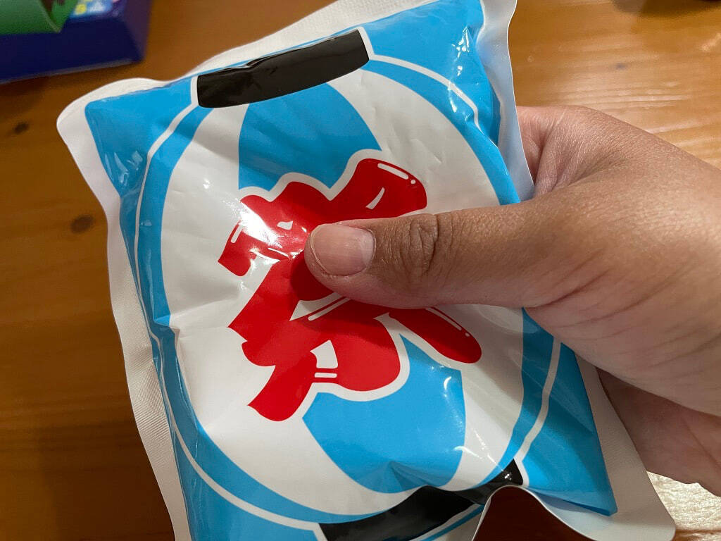 【ダイソーで熱中症対策】叩くとジワジワひ～んやり！猛暑の中「瞬間冷却パック」の実力を検証してみた♪