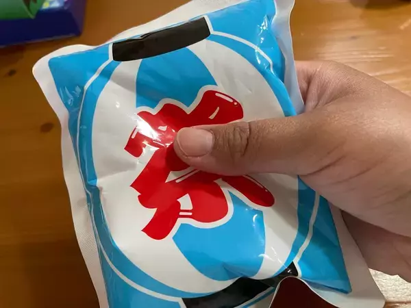 「【ダイソーで熱中症対策】叩くとジワジワひ～んやり！猛暑の中「瞬間冷却パック」の実力を検証してみた♪」の画像