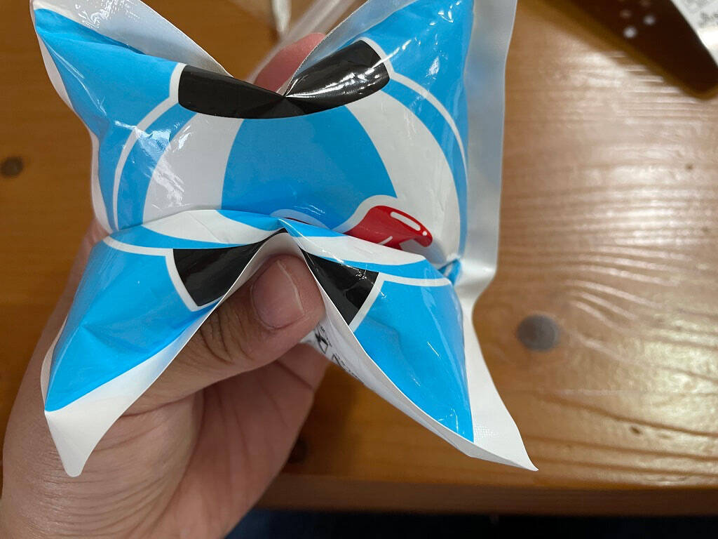 【ダイソーで熱中症対策】叩くとジワジワひ～んやり！猛暑の中「瞬間冷却パック」の実力を検証してみた♪