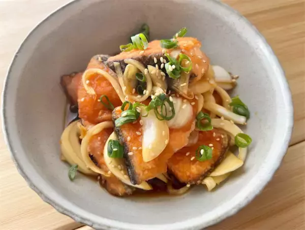 【魚は揚げずに焼くだけ】シャキシャキ新玉ねぎで「鮭の南蛮漬け」作ってみた！みずみずしい至福の甘み♡