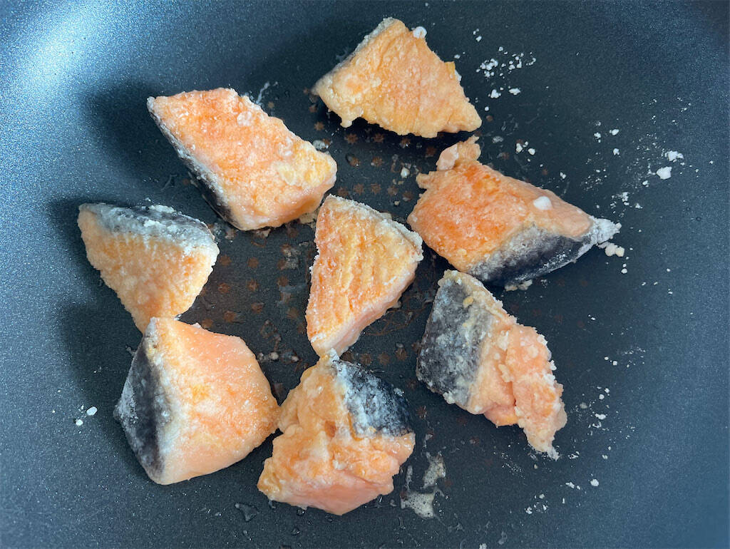 【魚は揚げずに焼くだけ】シャキシャキ新玉ねぎで「鮭の南蛮漬け」作ってみた！みずみずしい至福の甘み♡