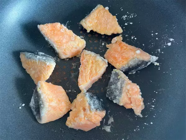 「【魚は揚げずに焼くだけ】シャキシャキ新玉ねぎで「鮭の南蛮漬け」作ってみた！みずみずしい至福の甘み♡」の画像