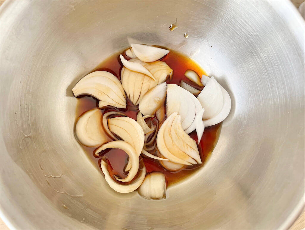 【魚は揚げずに焼くだけ】シャキシャキ新玉ねぎで「鮭の南蛮漬け」作ってみた！みずみずしい至福の甘み♡