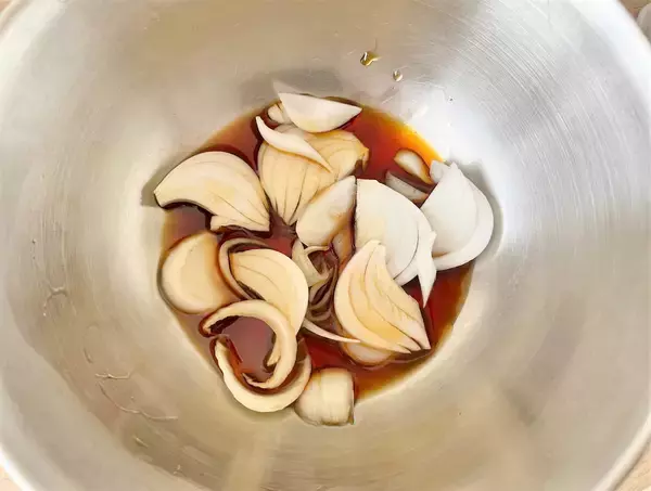 「【魚は揚げずに焼くだけ】シャキシャキ新玉ねぎで「鮭の南蛮漬け」作ってみた！みずみずしい至福の甘み♡」の画像