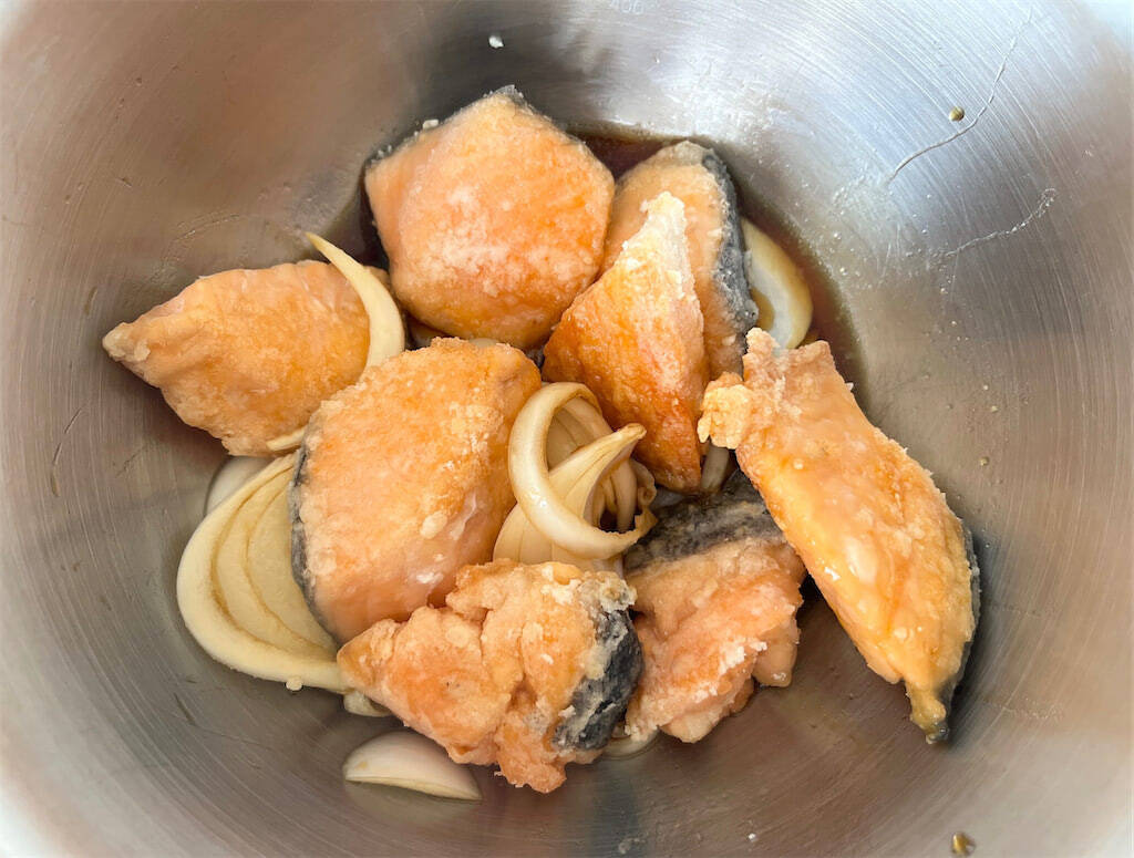 【魚は揚げずに焼くだけ】シャキシャキ新玉ねぎで「鮭の南蛮漬け」作ってみた！みずみずしい至福の甘み♡