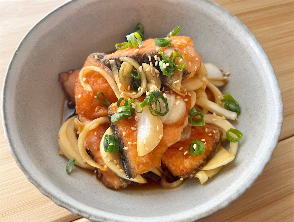 【魚は揚げずに焼くだけ】シャキシャキ新玉ねぎで「鮭の南蛮漬け」作ってみた！みずみずしい至福の甘み♡
