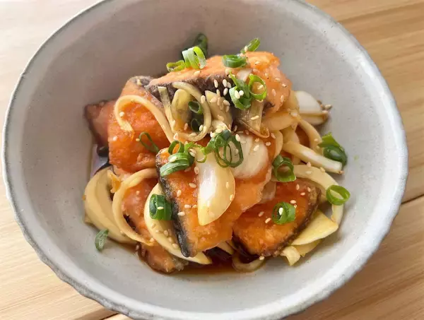 「【魚は揚げずに焼くだけ】シャキシャキ新玉ねぎで「鮭の南蛮漬け」作ってみた！みずみずしい至福の甘み♡」の画像
