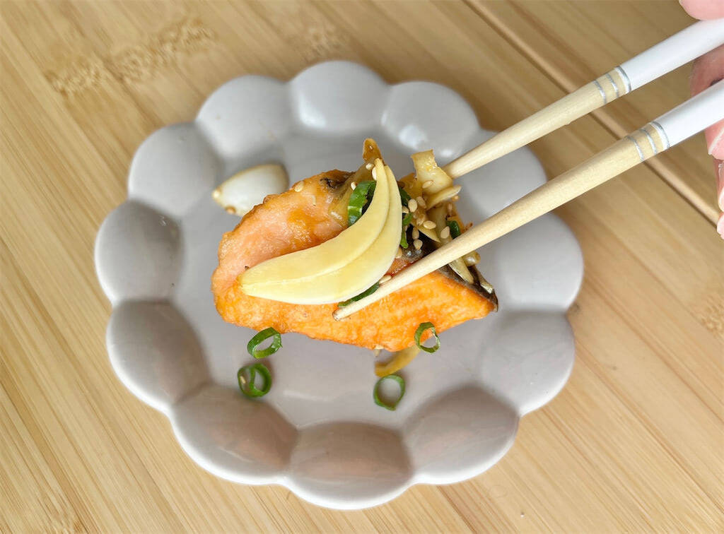 【魚は揚げずに焼くだけ】シャキシャキ新玉ねぎで「鮭の南蛮漬け」作ってみた！みずみずしい至福の甘み♡