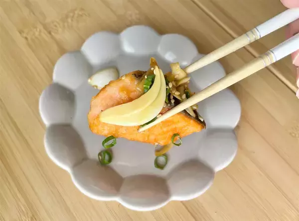 「【魚は揚げずに焼くだけ】シャキシャキ新玉ねぎで「鮭の南蛮漬け」作ってみた！みずみずしい至福の甘み♡」の画像