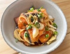 【魚は揚げずに焼くだけ】シャキシャキ新玉ねぎで「鮭の南蛮漬け」作ってみた！みずみずしい至福の甘み♡