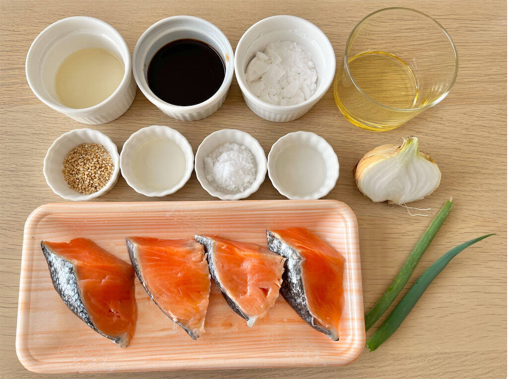 【魚は揚げずに焼くだけ】シャキシャキ新玉ねぎで「鮭の南蛮漬け」作ってみた！みずみずしい至福の甘み♡