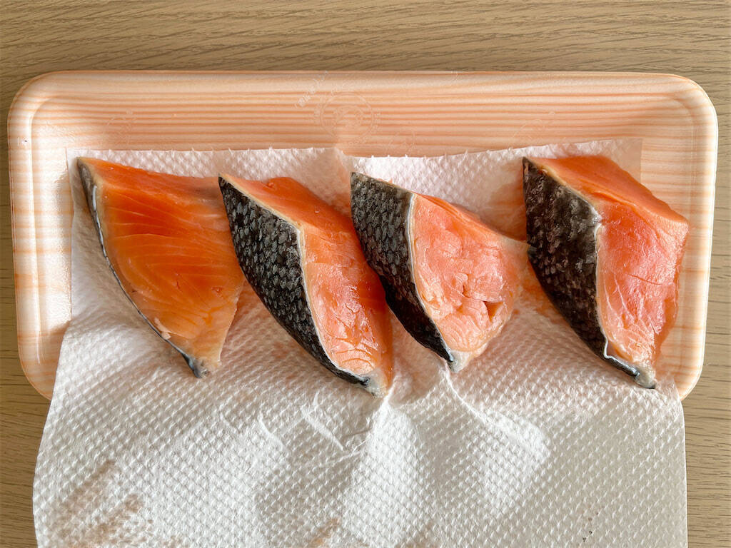 【魚は揚げずに焼くだけ】シャキシャキ新玉ねぎで「鮭の南蛮漬け」作ってみた！みずみずしい至福の甘み♡