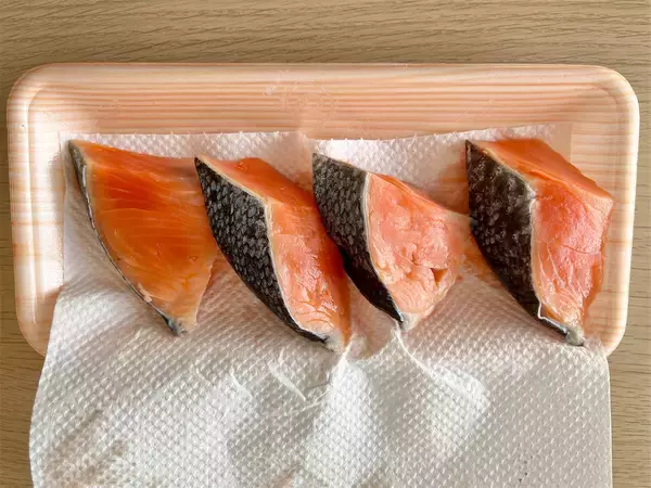 「【魚は揚げずに焼くだけ】シャキシャキ新玉ねぎで「鮭の南蛮漬け」作ってみた！みずみずしい至福の甘み♡」の画像