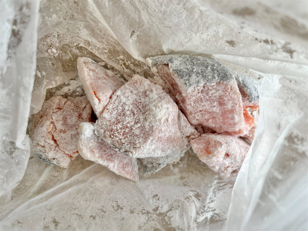 【魚は揚げずに焼くだけ】シャキシャキ新玉ねぎで「鮭の南蛮漬け」作ってみた！みずみずしい至福の甘み♡