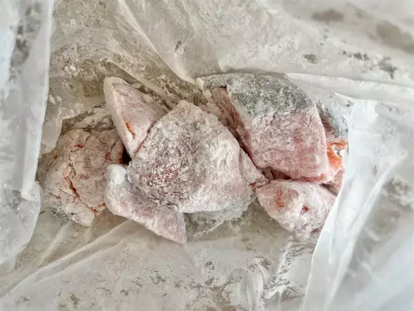 「【魚は揚げずに焼くだけ】シャキシャキ新玉ねぎで「鮭の南蛮漬け」作ってみた！みずみずしい至福の甘み♡」の画像