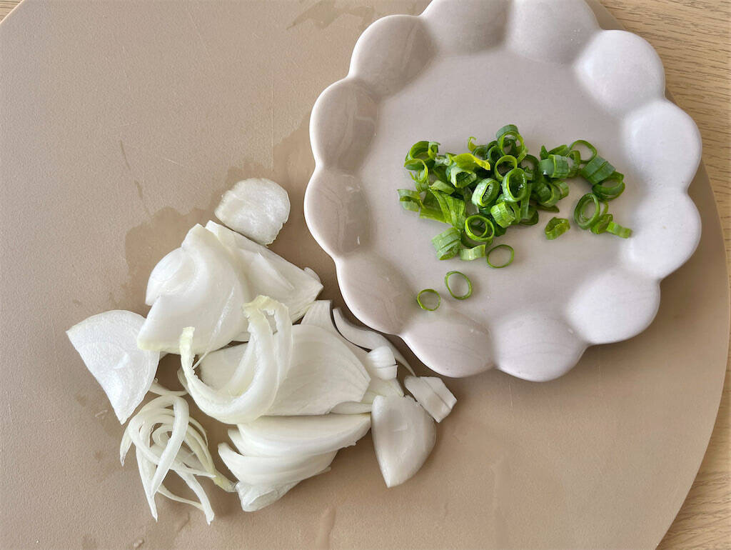 【魚は揚げずに焼くだけ】シャキシャキ新玉ねぎで「鮭の南蛮漬け」作ってみた！みずみずしい至福の甘み♡