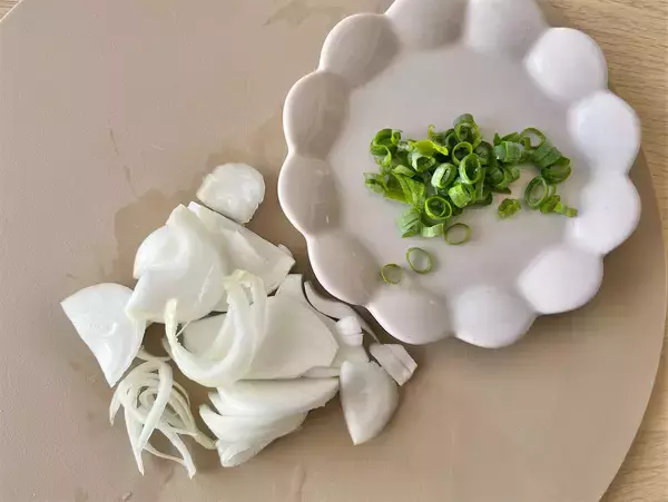 「【魚は揚げずに焼くだけ】シャキシャキ新玉ねぎで「鮭の南蛮漬け」作ってみた！みずみずしい至福の甘み♡」の画像