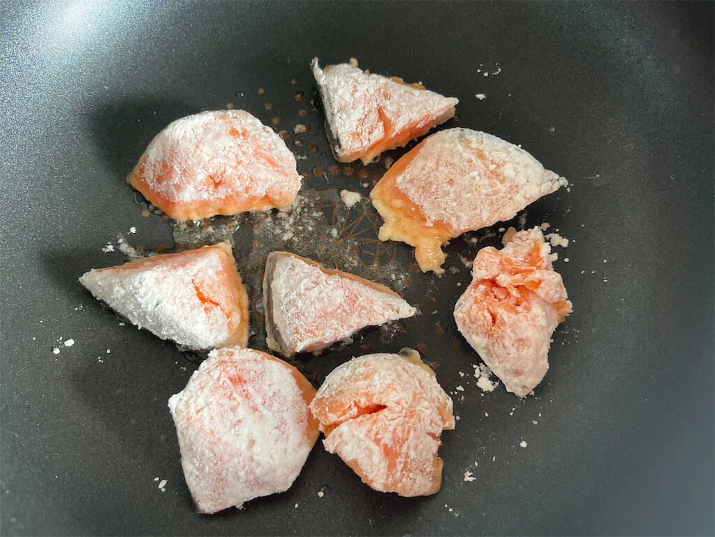 【魚は揚げずに焼くだけ】シャキシャキ新玉ねぎで「鮭の南蛮漬け」作ってみた！みずみずしい至福の甘み♡