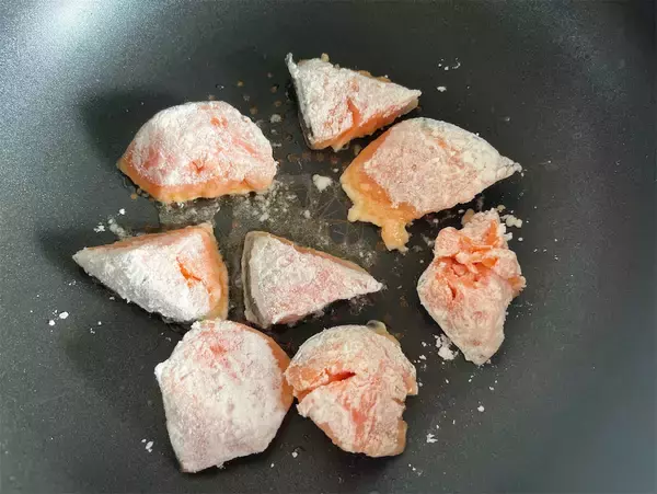 「【魚は揚げずに焼くだけ】シャキシャキ新玉ねぎで「鮭の南蛮漬け」作ってみた！みずみずしい至福の甘み♡」の画像