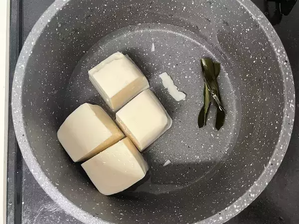 「「湯豆腐」はフライパン蒸しが一番ウマい！むっちり濃厚な豆腐になってやさしいお味に♡試してみた」の画像