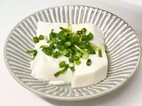 「「湯豆腐」はフライパン蒸しが一番ウマい！むっちり濃厚な豆腐になってやさしいお味に♡試してみた」の画像