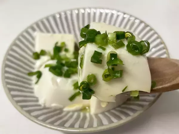 「「湯豆腐」はフライパン蒸しが一番ウマい！むっちり濃厚な豆腐になってやさしいお味に♡試してみた」の画像