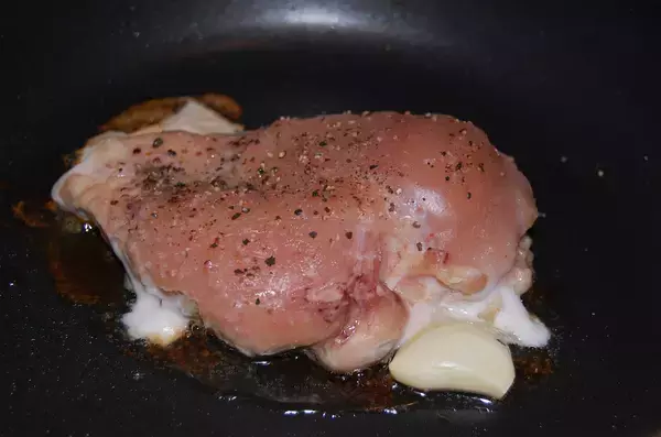 「弱火でひたすら放置！「30分チキン」に挑戦♪おお～マジで皮パリッパリ！噛めばしっとりジューシー♡」の画像