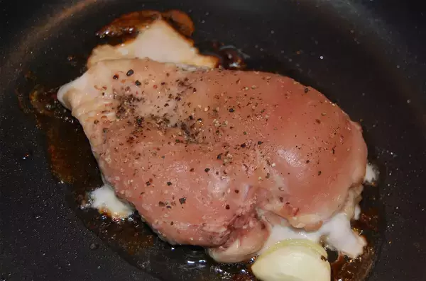 「弱火でひたすら放置！「30分チキン」に挑戦♪おお～マジで皮パリッパリ！噛めばしっとりジューシー♡」の画像