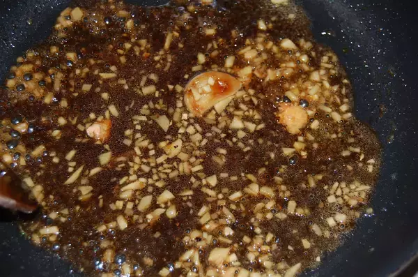 「弱火でひたすら放置！「30分チキン」に挑戦♪おお～マジで皮パリッパリ！噛めばしっとりジューシー♡」の画像