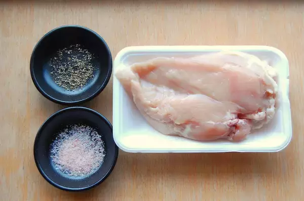 「弱火でひたすら放置！「30分チキン」に挑戦♪おお～マジで皮パリッパリ！噛めばしっとりジューシー♡」の画像